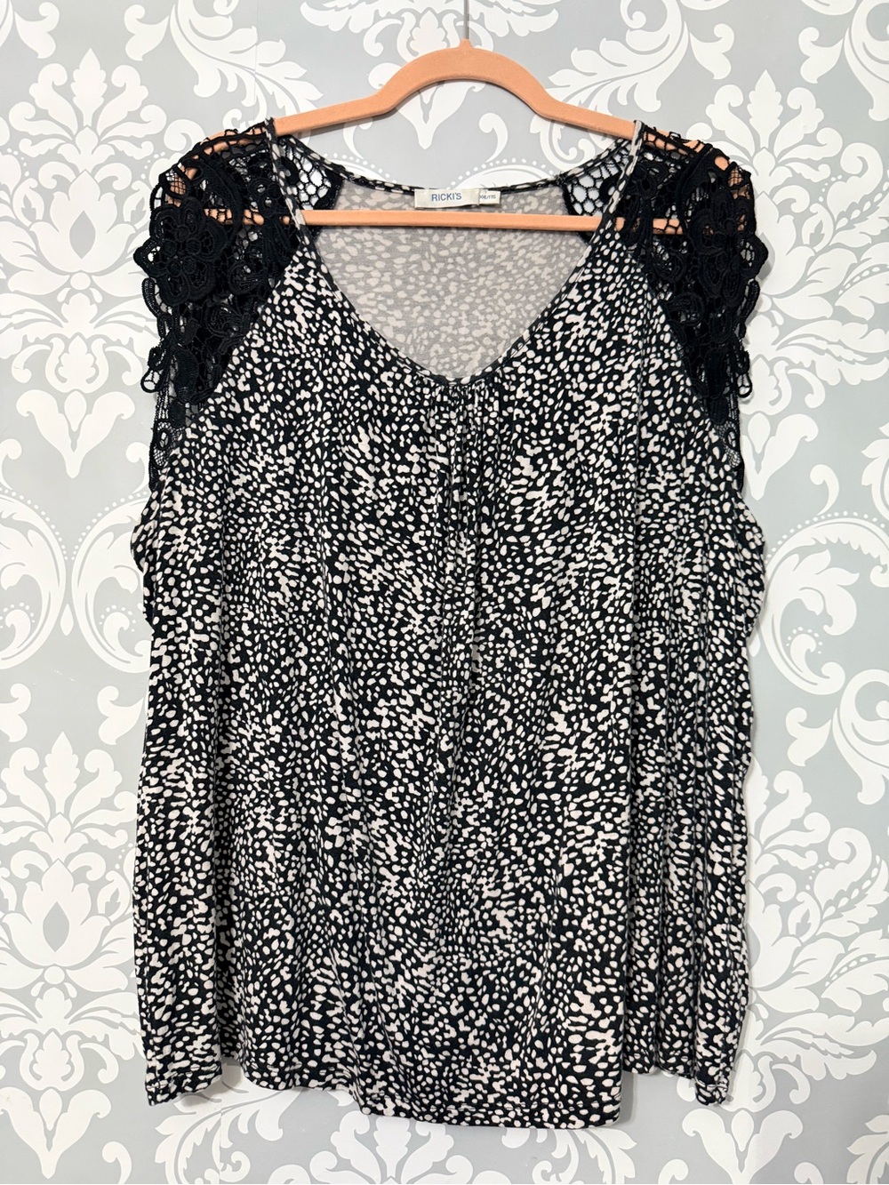 💫4/$25 • Ricki's Black & White Speckled Blouse with Lace Shoulders